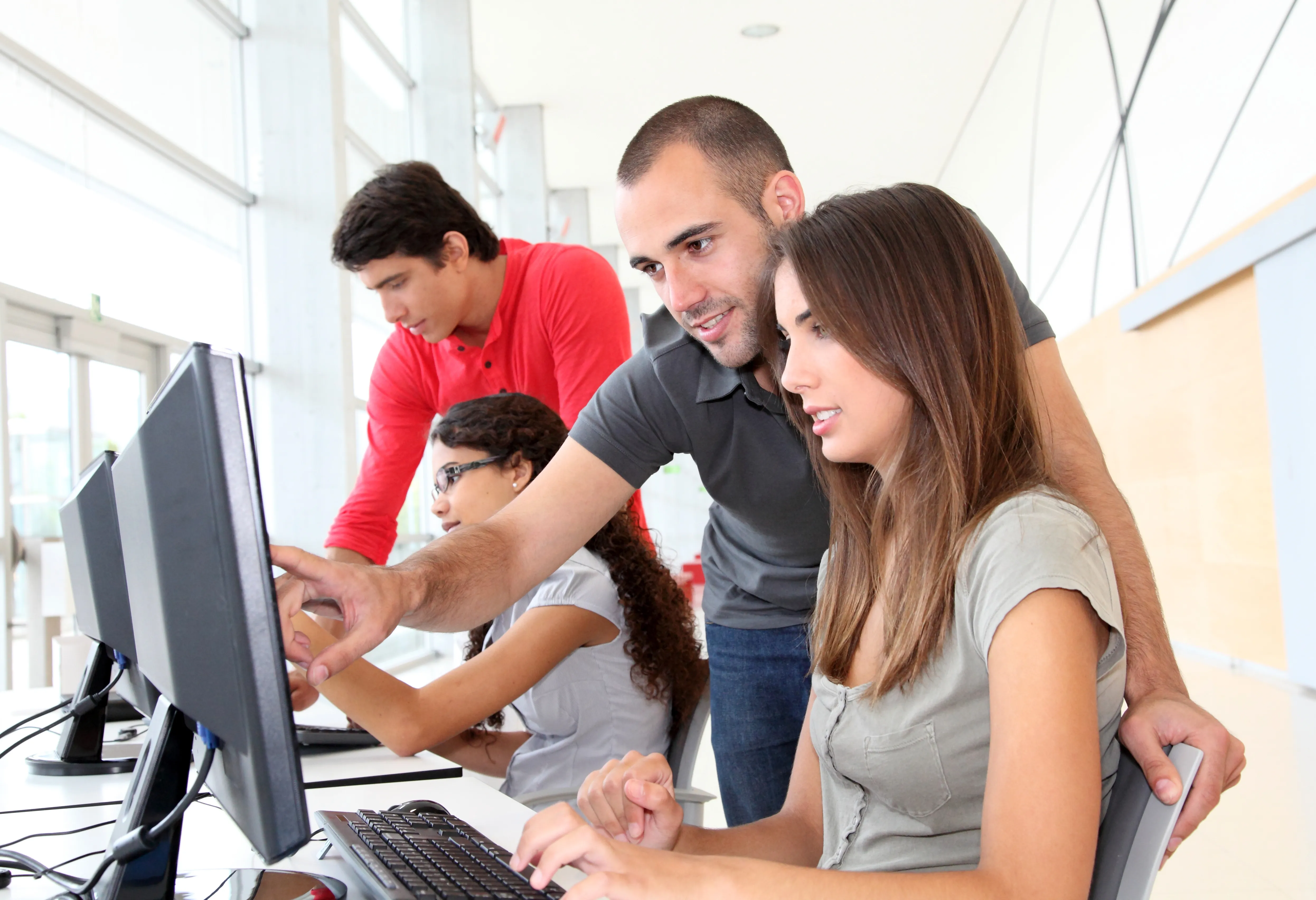 Equipo de trabajo revisando la operación en computador